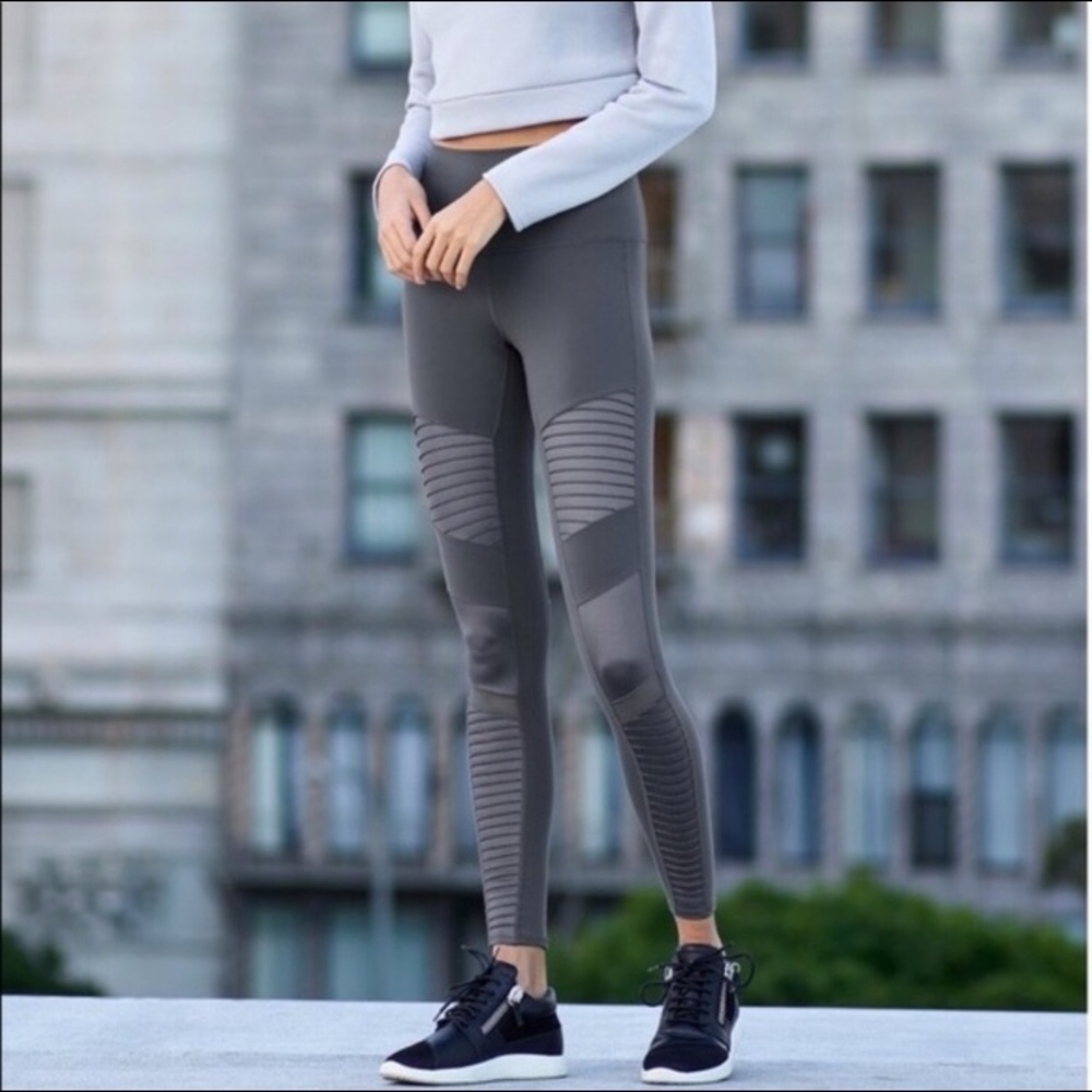 ALO Moto Mesh legging In light grey - Picture 2 of 8